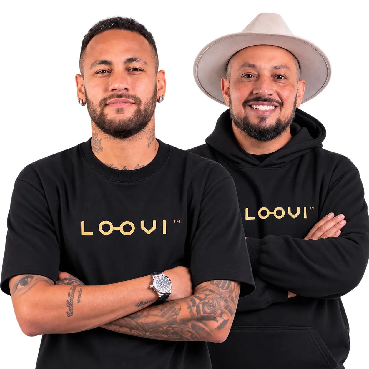 Pastor Evandro e Neymar lado a lado, vestindo roupas pretas com a marca Loovi em dourado